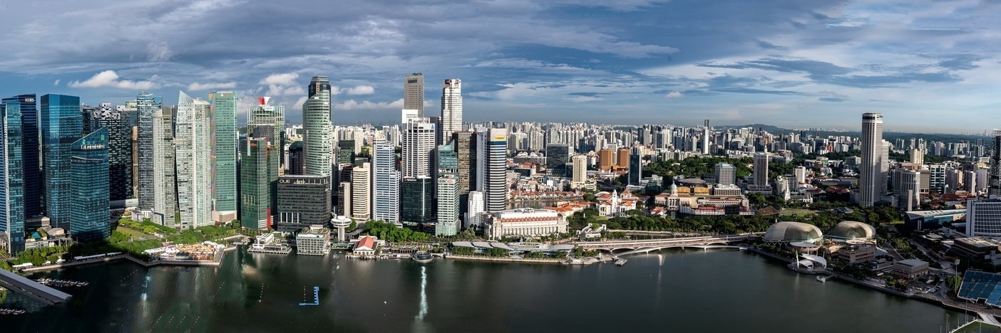 Blick vom Pool des Marina Bay Sands auf die Skyline von Singapur